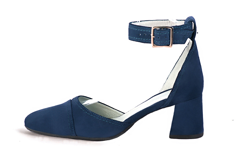 Navy blue women's open side shoes, with a strap around the ankle. Round toe. Medium flare heels. Profile view - Florence KOOIJMAN